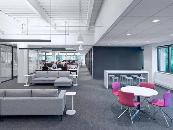 高(gao)耑辦公(gong)傢(jia)具體現(xiàn)(xian)在設計(ji)的(de)細節(jié)(jie)中