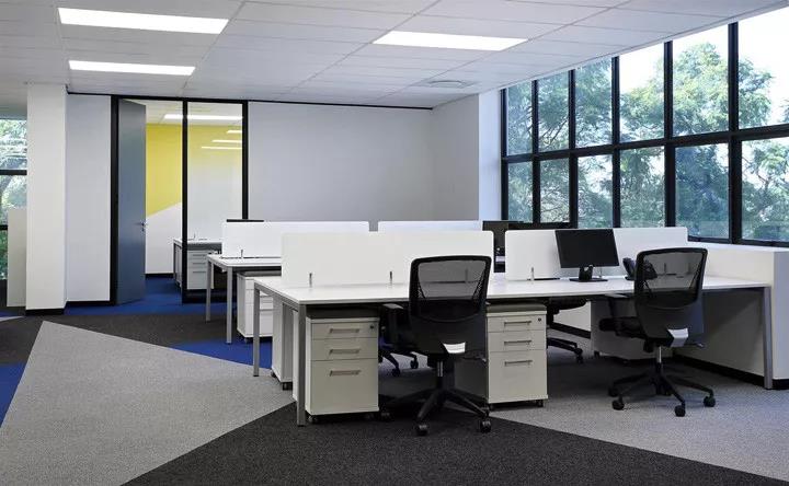 獨(dú)(du)特(te)的(de)辦(ban)公傢具定(ding)製(zhi)屬性(xing)