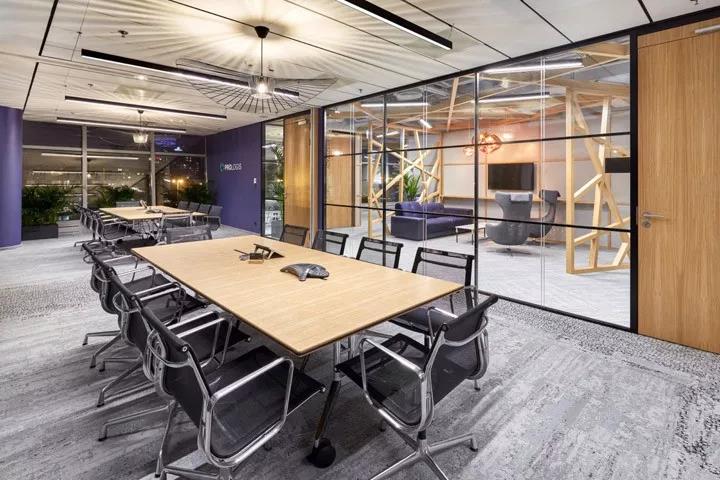 簡(jiǎn)約(yue)實(shí)(shi)用(yong)辦公傢具，定義現(xiàn)(xian)代時(shí)尚新(xin)潮流(liu)！