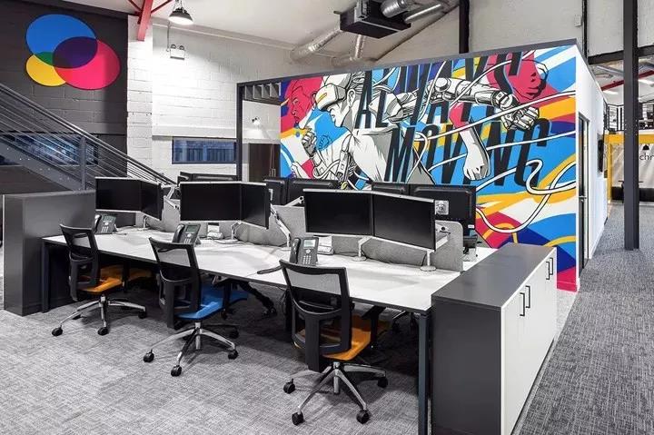 簡(jian)單(dan)的(de)辦(ban)公傢(jia)具可(ke)能(neng)更(geng)舒適(shi)