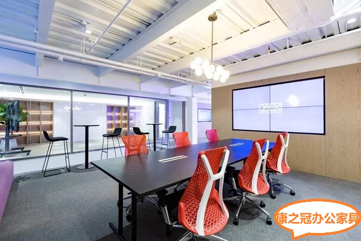 定製辦公傢具的三(san)點(diǎn)(dian)好(hao)處