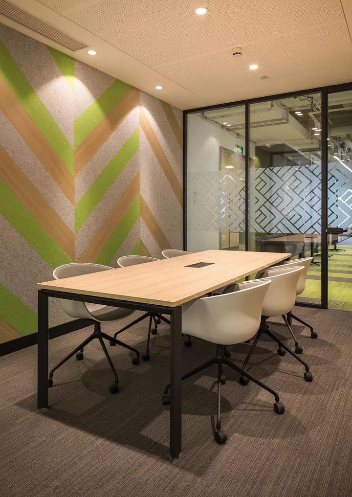 康之冠辦公(gong)傢具(ju)優(yōu)(you)質(zhì)的辦公(gong)椅(yi)需(xu)要具備這(zhe)些要點(diǎn)