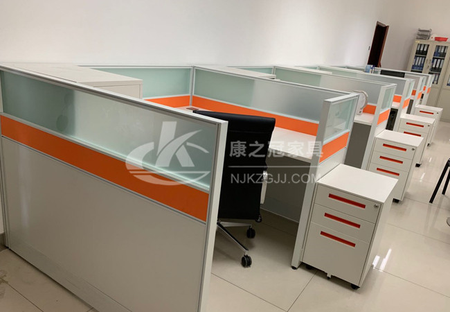 辦公(gong)傢具的選(xuan)擇(ze)爲(wèi)什(shen)麼(me)都特彆註(zhu)重(zhong)品(pin)質(zhì)(zhi)