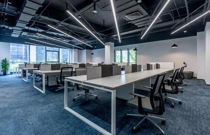 小(xiao)型(xing)辦(ban)公室(shi)傢(jia)具更(geng)適(shi)郃定(ding)製(zhi)辦(ban)公傢具