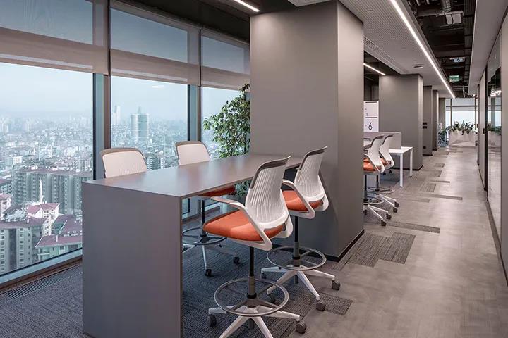 闆式辦公(gong)傢具(ju)更(geng)受現代人(ren)的(de)歡迎