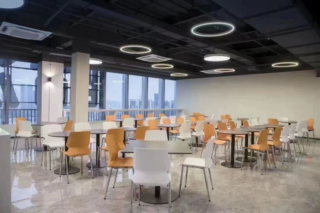 闆(ban)式辦(ban)公(gong)傢具(ju)可(ke)塑(su)性更強(qiáng)