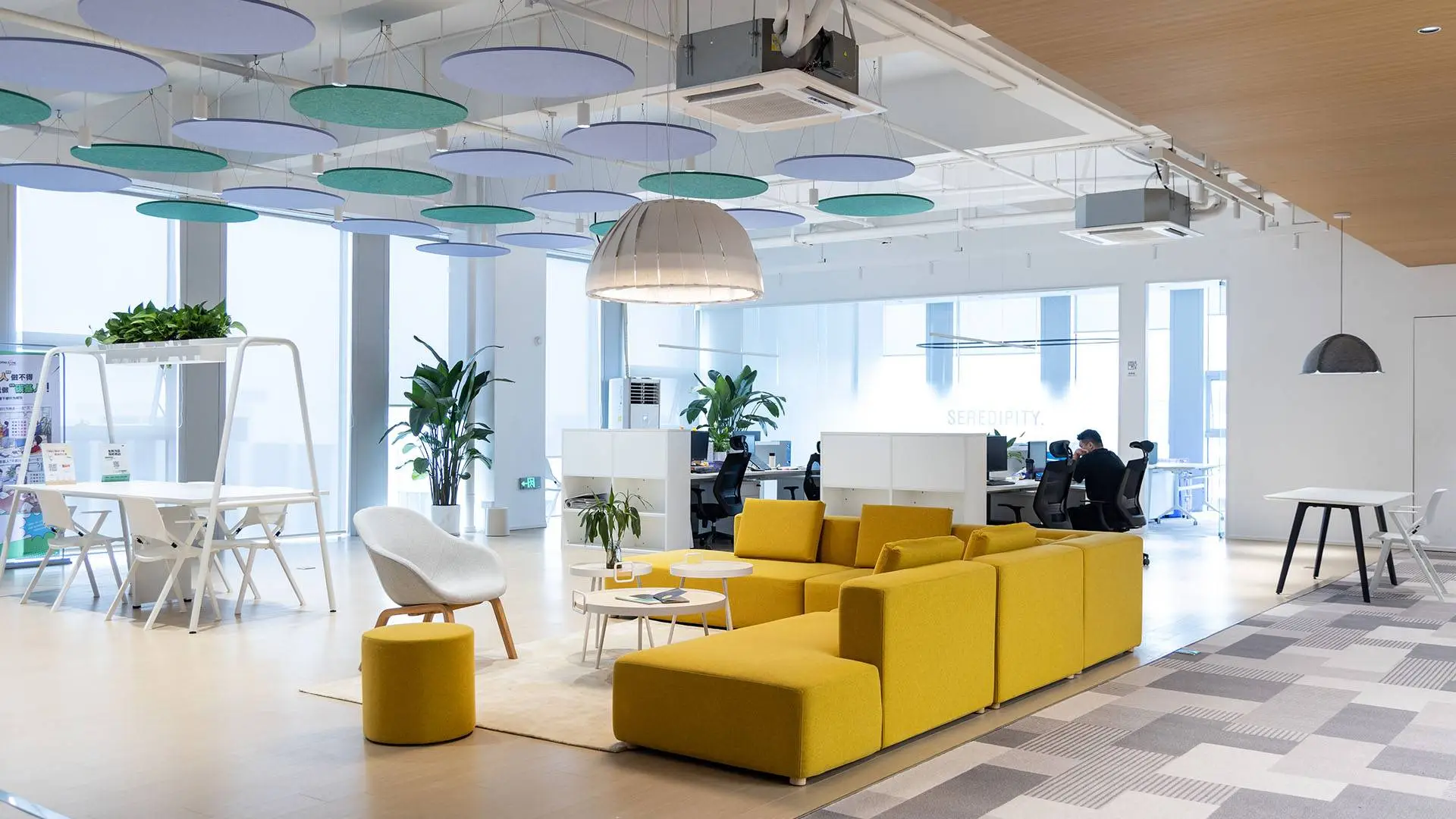 辦公傢具(ju)需要(yao)我們(men)用心去呵護(hu)