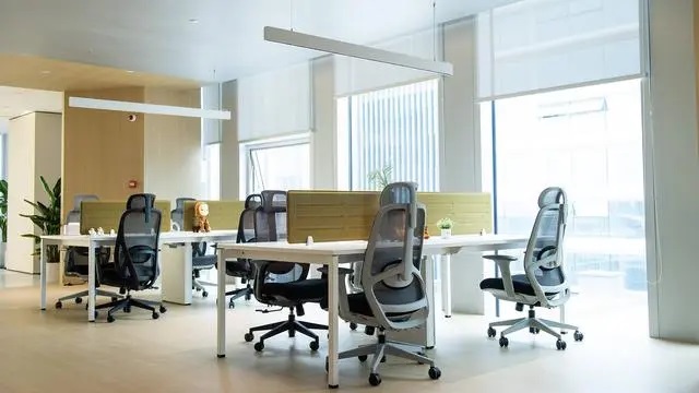 屏(ping)風(fēng)(feng)辦(ban)公槕如何(he)打(da)造(zao)高傚舒(shu)適(shi)的辦(ban)公(gong)環(huán)(huan)境(jing)